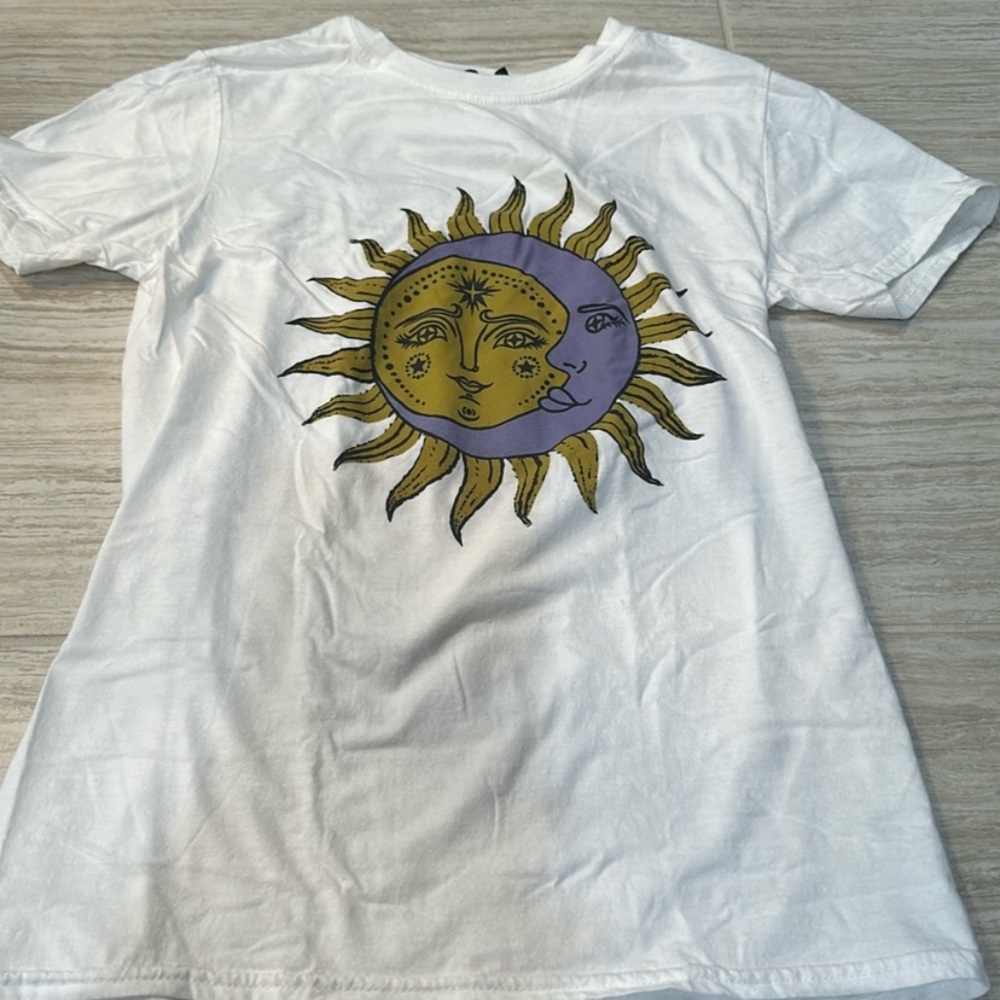 Nasty Gal Women’s Sun Graphic Tee size M